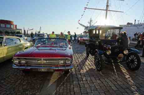 Chevrolet & Ford – konkurrenter och såta vänner. Chevrolet Impala 1959 & T-Ford 1923 på Lilla Bommens Torg onsdag 27 augusti 2014 kl 19:16.