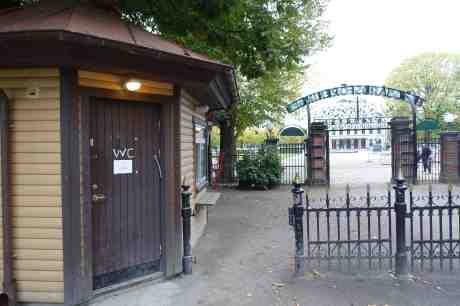 STÄNGD FÖR SÄSONGEN. Skylt på WC för onödiga. Trädgårdsföreningen stänger 18.00 från och med i dag onsdag 1 oktober 2014 kl 17:27.